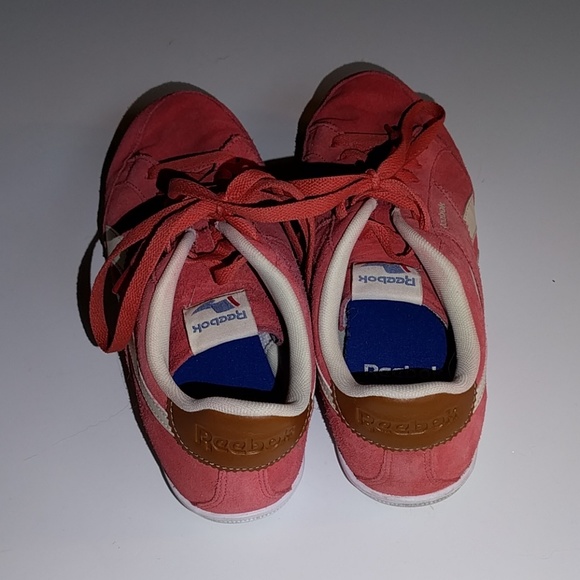Coral suede Reebok tennis shoes - Picture 3 of 4